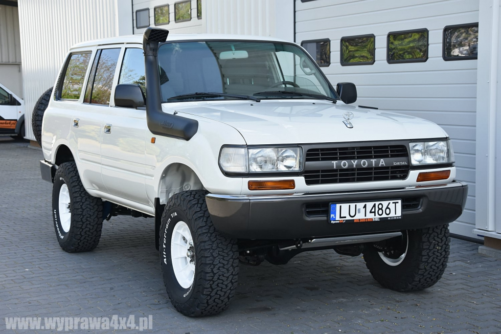 Toyota Land Cruiser z 1990 r. rozebrana i odbudowana wyłącznie z fabrycznie nowych części i podzespołów. 