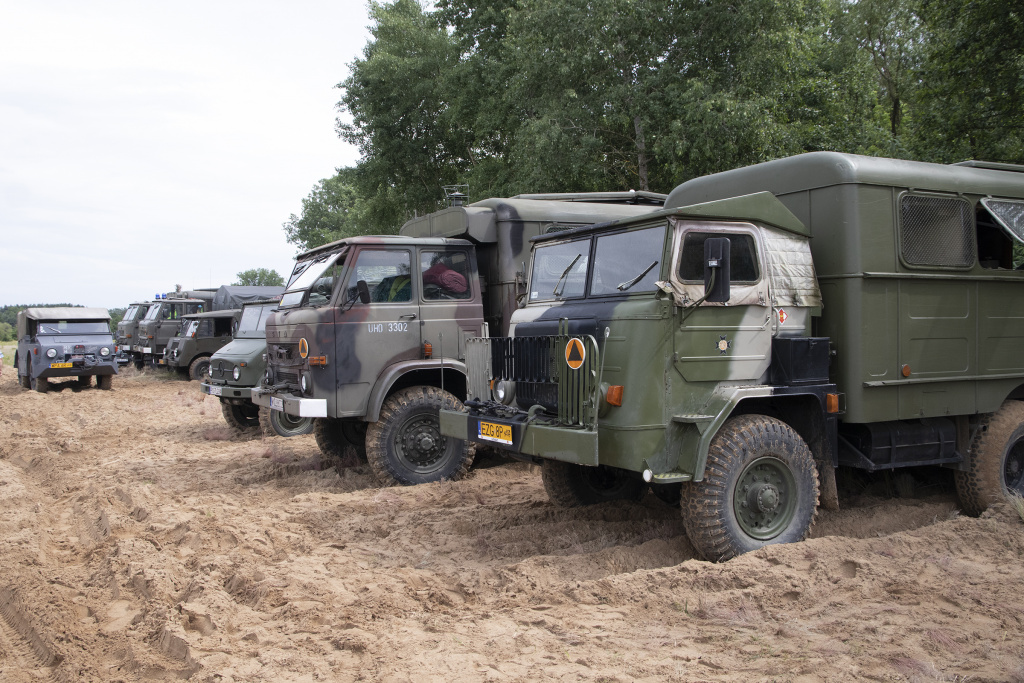 Piknik Grupy Militarnej Pilica w Tomczycach nad Pilicą. Polskie Stary: z prawej 660 z lewej i w głębi 266. 