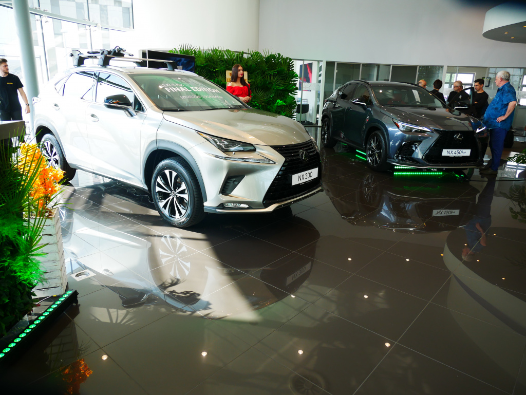 Lexusy: po lewej I, a po prawej II generacja NX