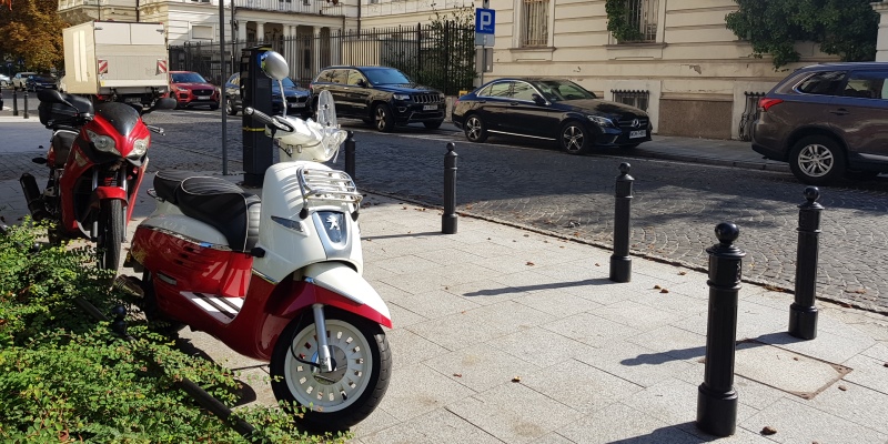 Skuter w Alei Róż w Warszawie