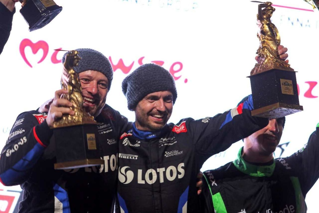 Kajetan Kajetanowicz i Maciek Szczepaniak z trofeum Pani Karowej 2021