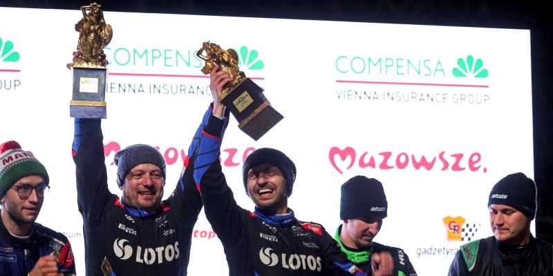 Kajetan Kajetanowicz i Maciek Szczepaniak z trofeum Pani Karowej 2021 Kajetan Kajetanowicz i Maciek Szczepaniak z trofeum Pani Karowej 2021