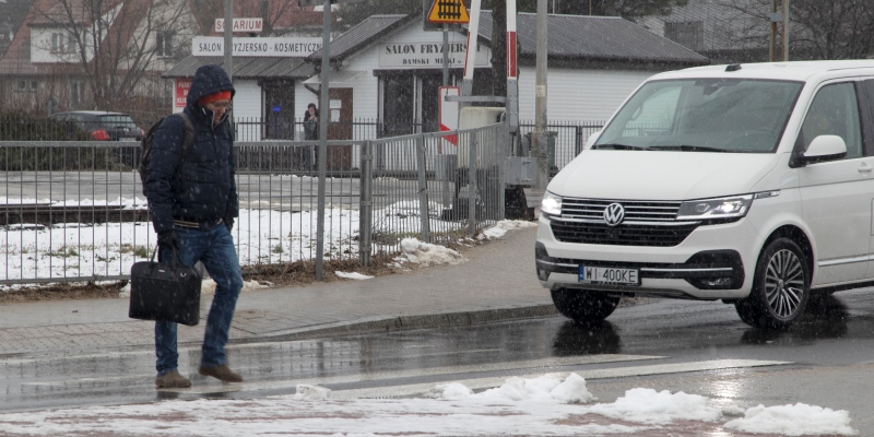 Widok pieszego przy przejściu