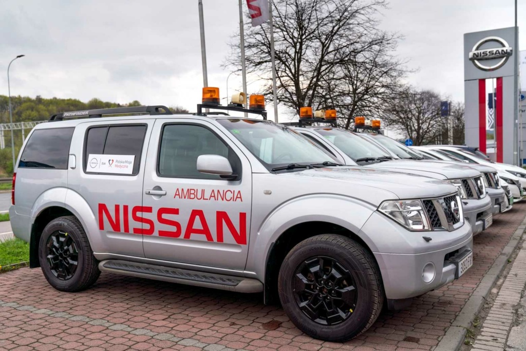 Nissan przekazuje samochody na Ukrainę