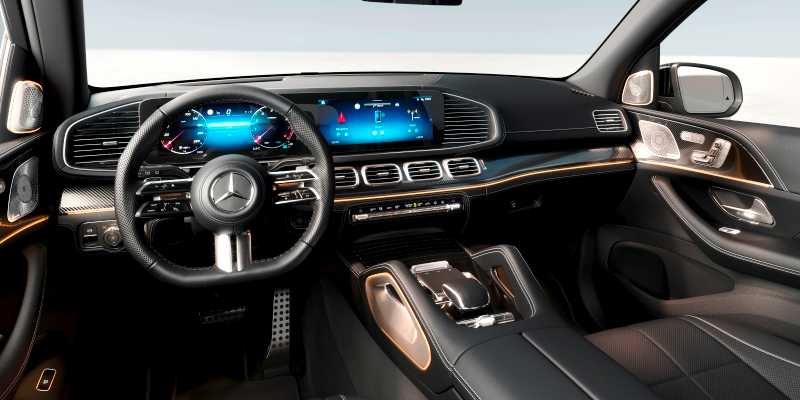 Kokpit i czarna tapicerka Mercedes GLS