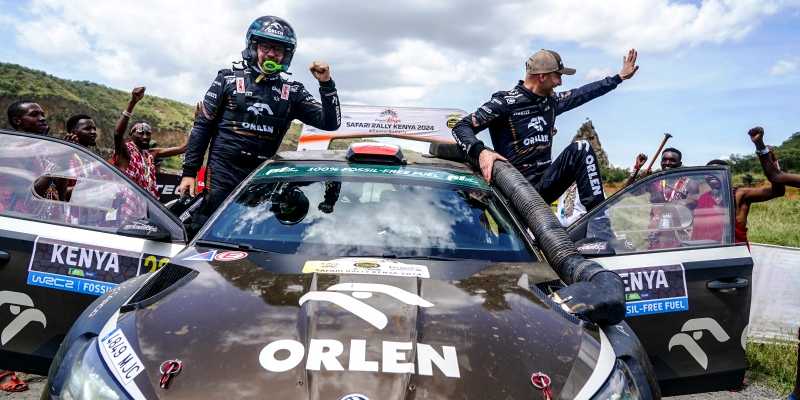 Kajetan Kajetanowicz i Maciej Szczepaniak po raz trzeci z rzędu stanęli na najwyższym stopniu podium w Rajdzie Safari, wygrywając w WRC2 Challenger. Fot. mat. prasowy