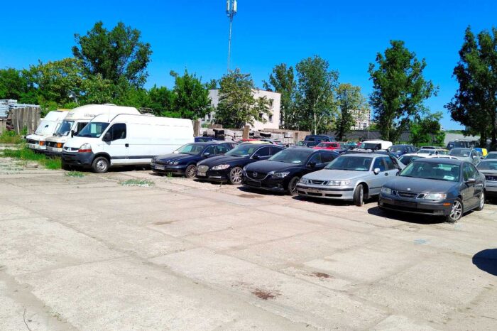 Odholowane pojazdy na parkingu przy ul. Gołdapskiej 7. Fot. Warszawa.pl