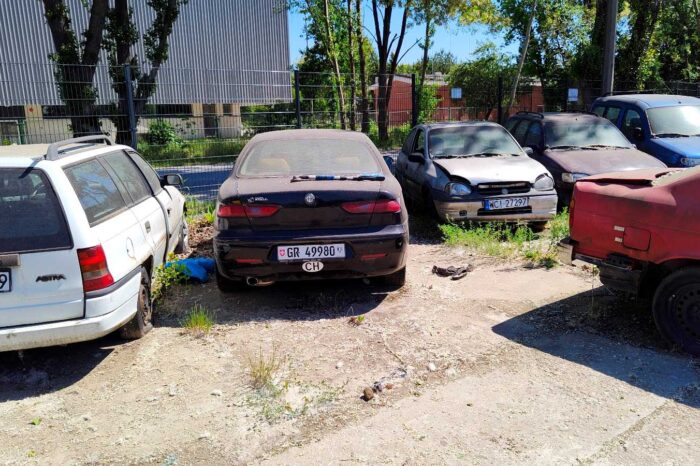 Odholowane pojazdy na parkingu przy ul. Gołdapskiej 7. Fot. Warszawa.pl