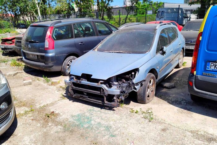 Odholowane pojazdy na parkingu przy ul. Gołdapskiej 7. Fot. Warszawa.pl