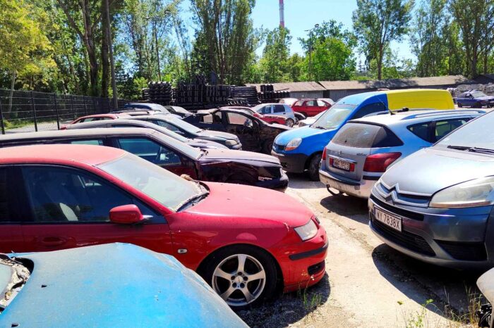 Odholowane pojazdy na parkingu przy ul. Gołdapskiej 7. Fot. Warszawa.pl