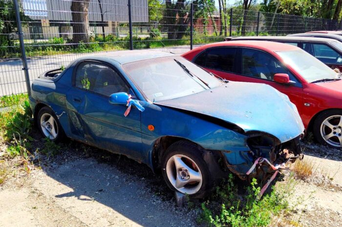 Odholowane pojazdy na parkingu przy ul. Gołdapskiej 7. Fot. Warszawa.pl