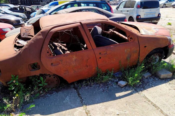 Odholowane pojazdy na parkingu przy ul. Gołdapskiej 7. Fot. Warszawa.pl