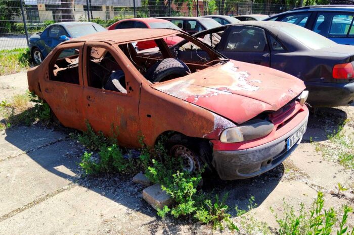 Odholowane pojazdy na parkingu przy ul. Gołdapskiej 7. Fot. Warszawa.pl