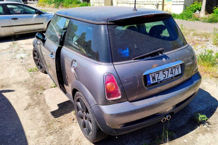Odholowane pojazdy na parkingu przy ul. Gołdapskiej 7. Fot. Warszawa.pl