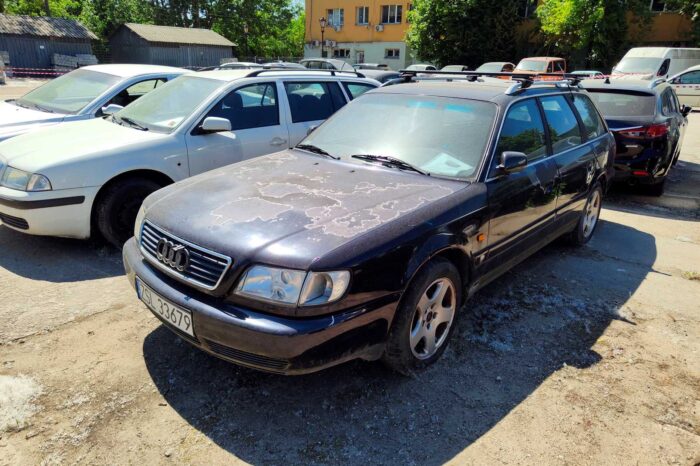 Odholowane pojazdy na parkingu przy ul. Gołdapskiej 7. Fot. Warszawa.pl