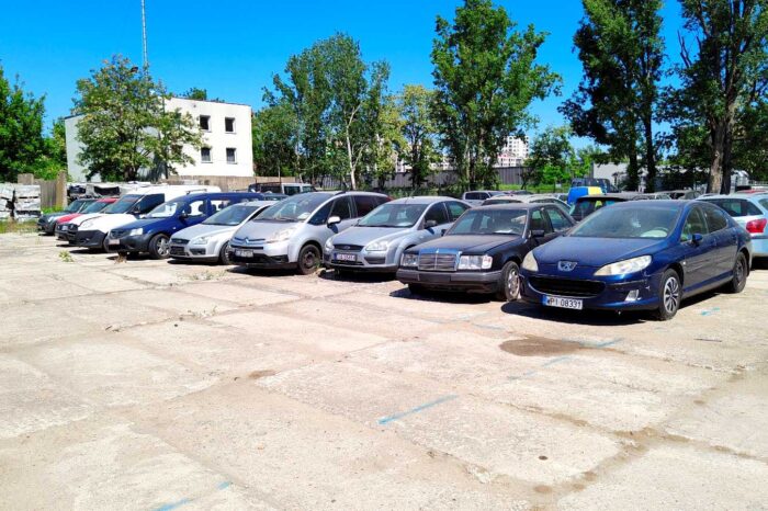 Odholowane pojazdy na parkingu przy ul. Gołdapskiej 7. Fot. Warszawa.pl
