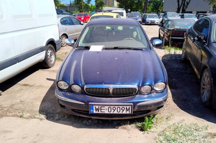 Odholowane pojazdy na parkingu przy ul. Gołdapskiej 7. Fot. Warszawa.pl