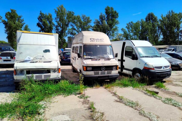Odholowane pojazdy na parkingu przy ul. Gołdapskiej 7. Fot. Warszawa.pl