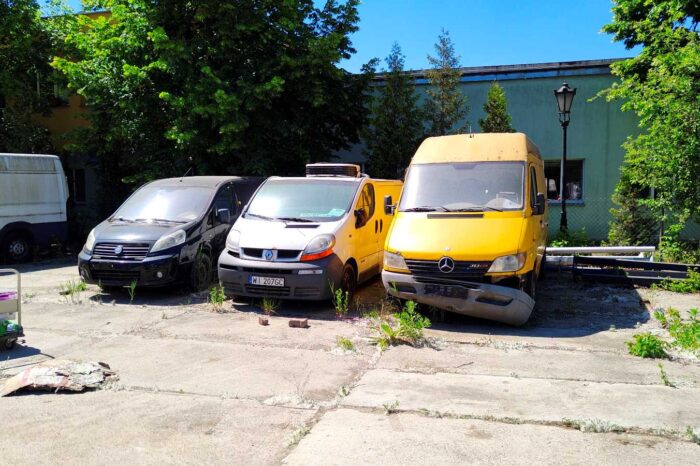 Odholowane pojazdy na parkingu przy ul. Gołdapskiej 7. Fot. Warszawa.pl