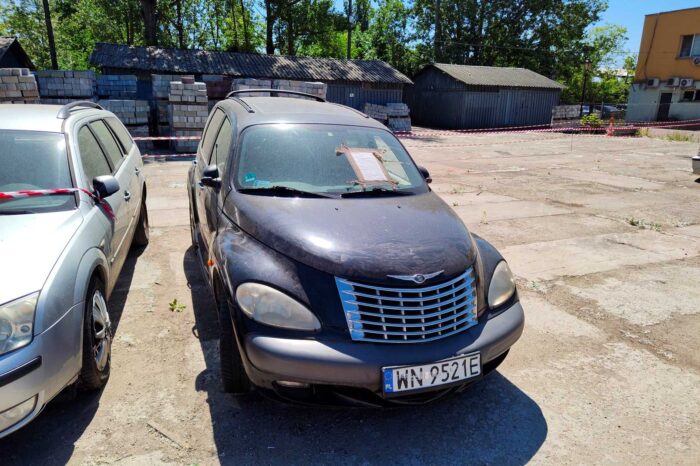 Odholowane pojazdy na parkingu przy ul. Gołdapskiej 7. Fot. Warszawa.pl