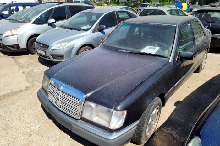 Odholowane pojazdy na parkingu przy ul. Gołdapskiej 7. Fot. Warszawa.pl