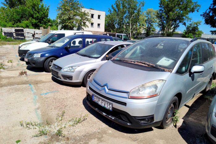 Odholowane pojazdy na parkingu przy ul. Gołdapskiej 7. Fot. Warszawa.pl