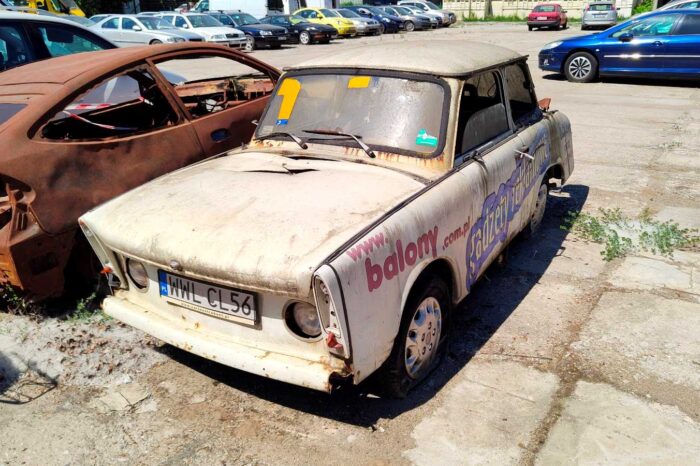 Odholowane pojazdy na parkingu przy ul. Gołdapskiej 7. Fot. Warszawa.pl