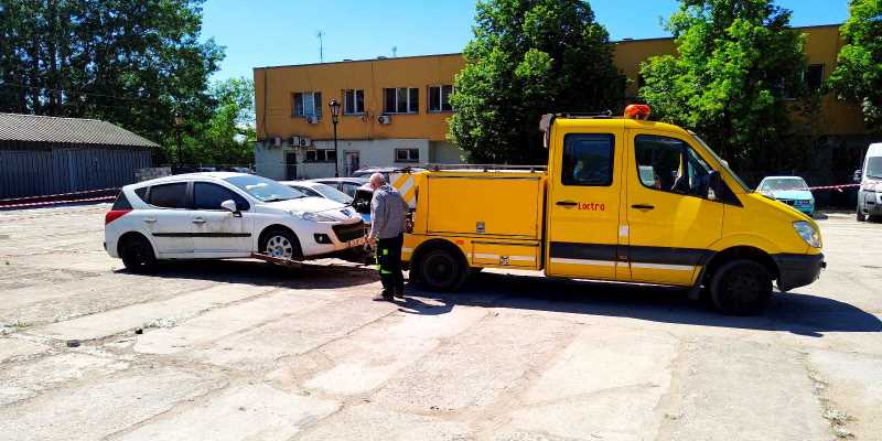 Odholowane pojazdy na parkingu przy ul. Gołdapskiej 7. Fot. Warszawa.pl