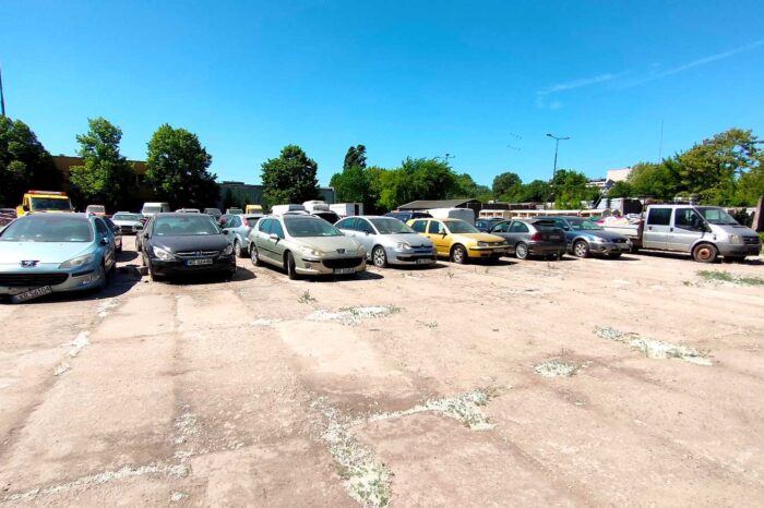 Odholowane pojazdy na parkingu przy ul. Gołdapskiej 7. Fot. Warszawa.pl