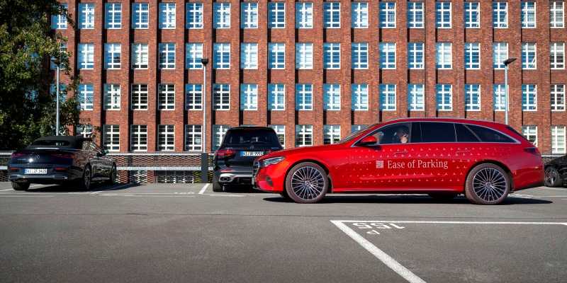 Mercedes Benz jeszcze łatwiejsze parkowanie. Fot. M-B