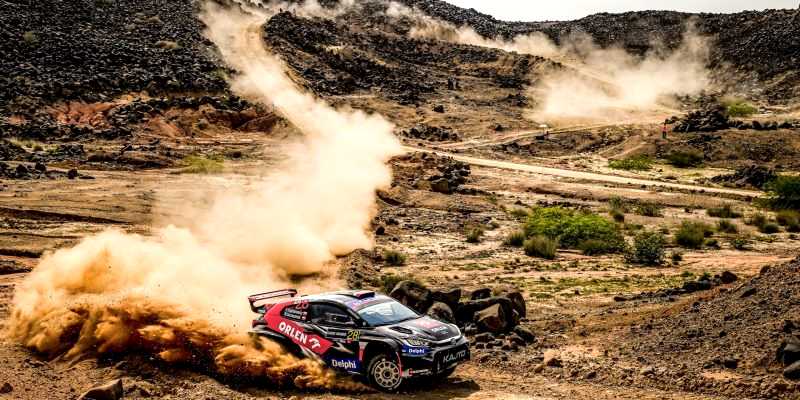 Kajetan Kajetanowicz i Maciej Szczepaniak - w Arabii Saudyjskiej (2025). Fot. mat. prasowy