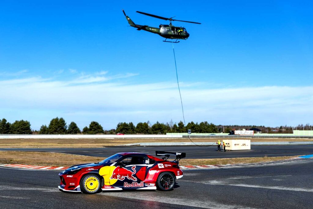Toyota GR86 Jakuba Przygońśkiego przyleciała na prezentację pod śmigłowcem. Fot. mat. prasowy