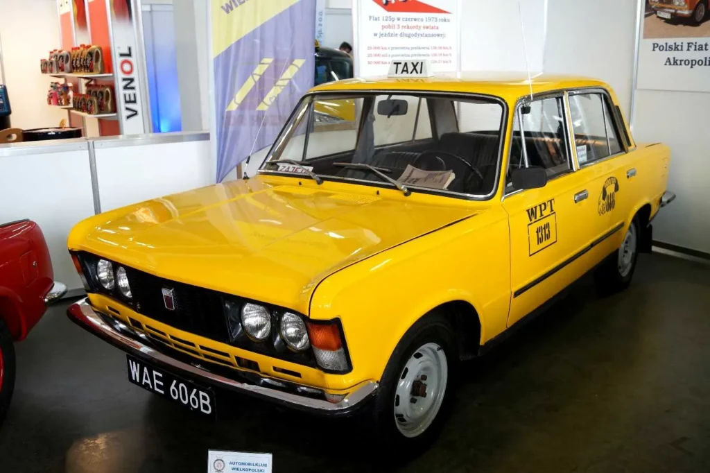 Polski Fiat 125p - stylizowany na taksówkę z serialu Zmiennicy na Motor Show Poznań 2016. Fot. Jakub ''Flyz1'' Maciejewski (Wikimedia)