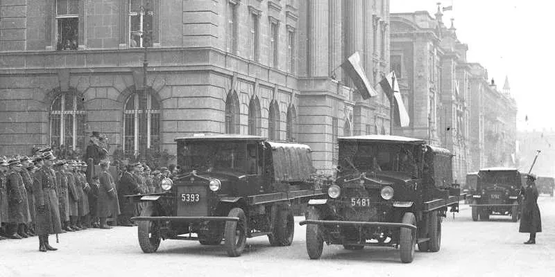 Ursusy A na uroczystościach imieninowych marszałka Polski Józefa Piłsudskiego w Krakowie na pl. Matejki. Źr fotografii NAC. Fot. Maria Berman