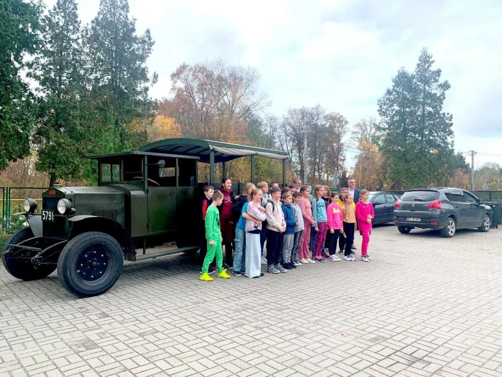 Jarosław Śliwiński ze swoją repliką Ursusa A i dziećmi ze Szkoły Podstawowej im. Ziemi Mazowieckiej w Liszynie. Fot. SP w Liszynie