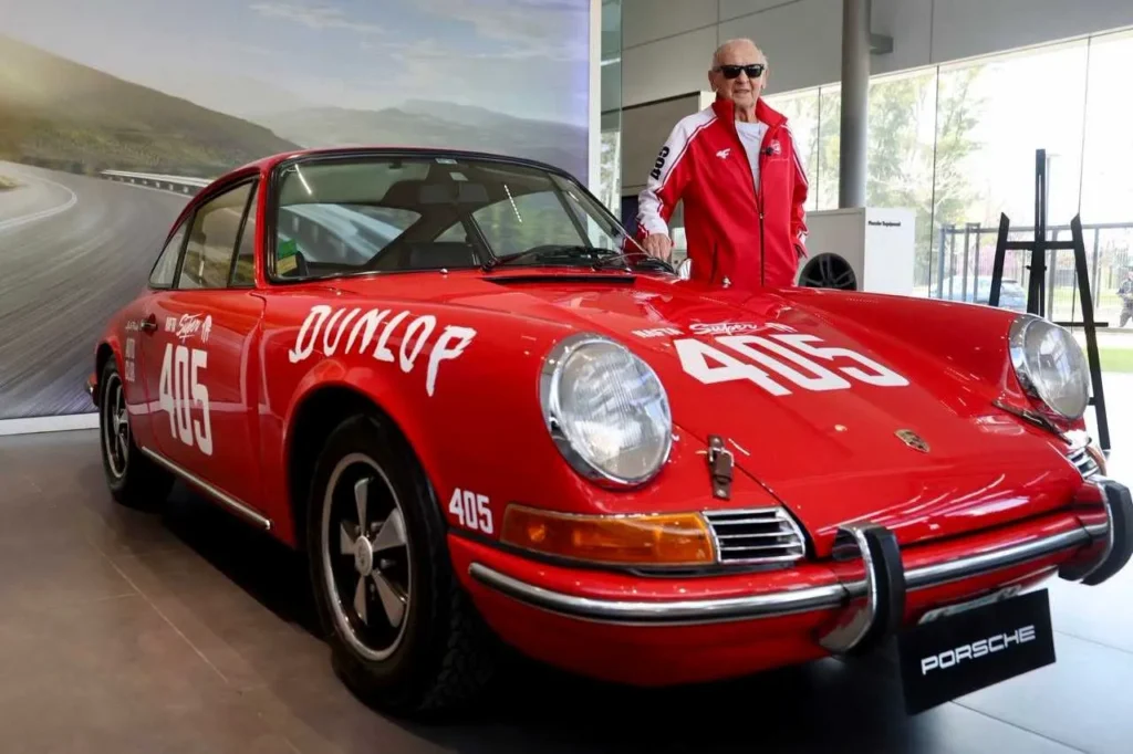 Sobiesław Zasada i Porshe 911 - mistrz prezy replice pojazdu jakim wygrał rajd Argentyny w roku 1957. Fot. mat. prasowy