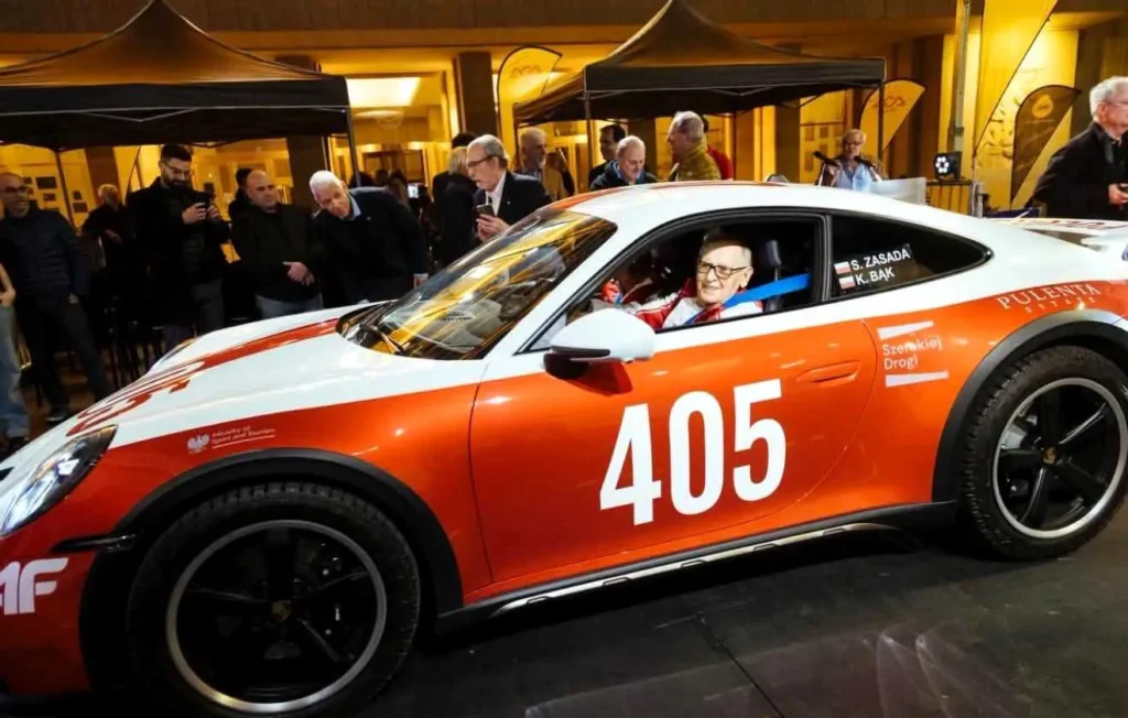Sobiesław Zasada w samochodzie Porsche przed startem do rajdu Gran Premio Argentino 2026. Fot. mat. prasowy